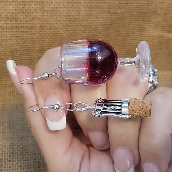 🔥LAST PAIR🔥 WINE GLASS AND CORK EARRINGS - Picture 1 of 7